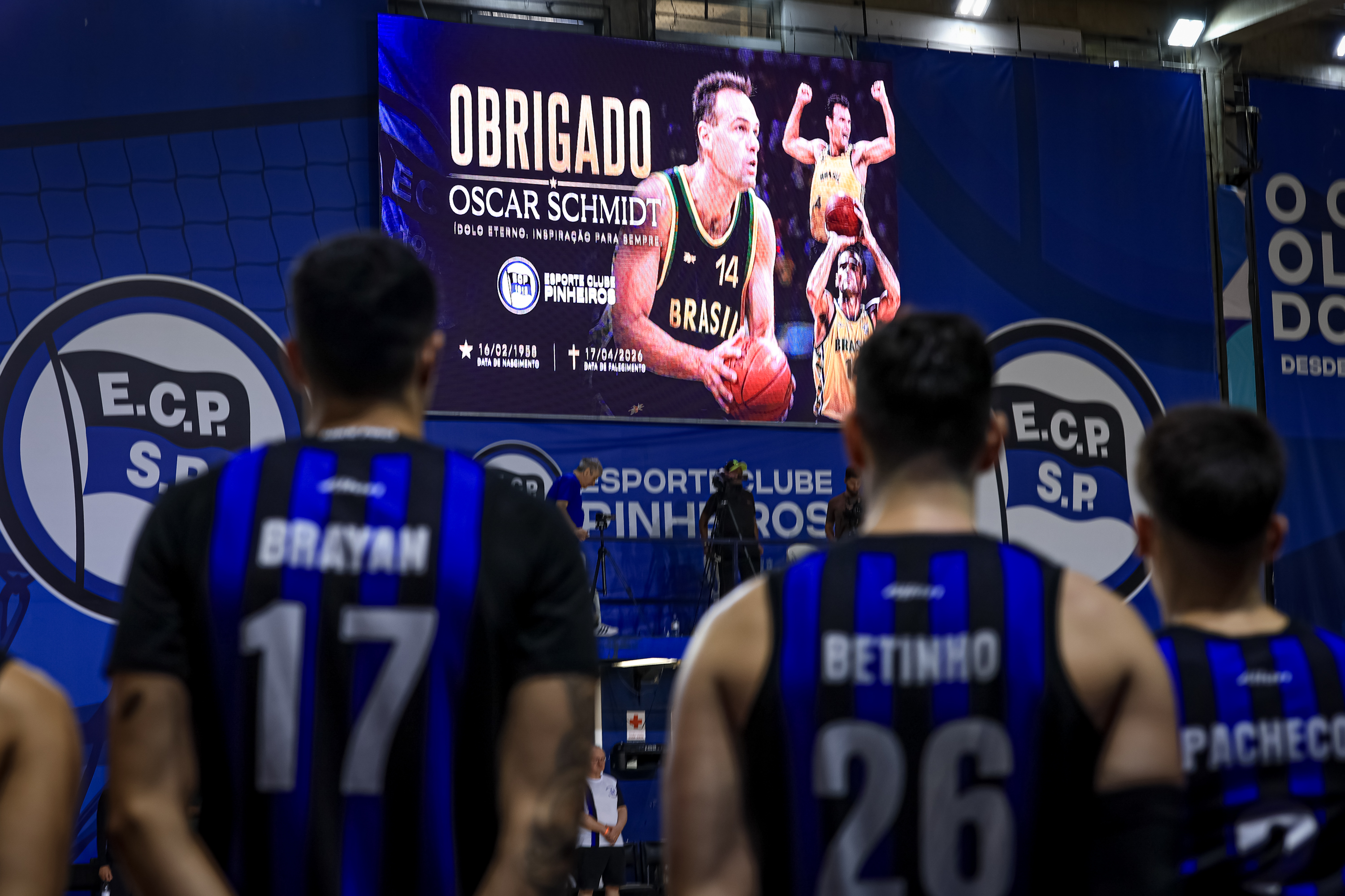 Pinheiros vence Rio Claro e homenageia Oscar Schmidt