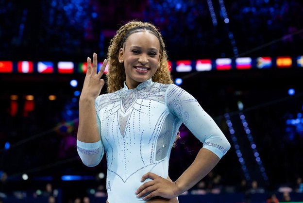 Rebeca Andrade conquista tricampeonato mundial no salto sobre a mesa