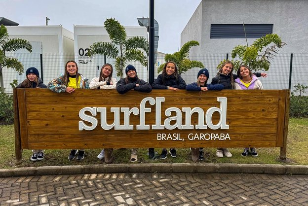 Surf Brasil leva 12 jovens surfistas para treinos na Surfland