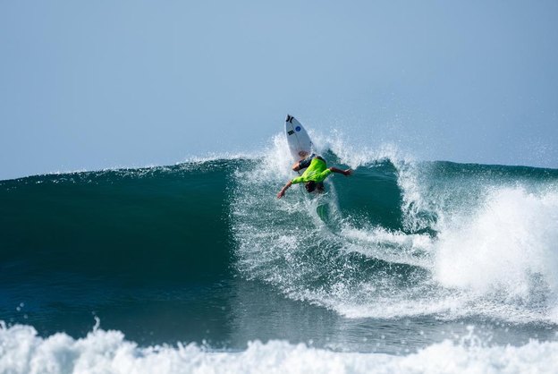 Surfistas brasileiros avançam às semifinais do Mundial da ISA