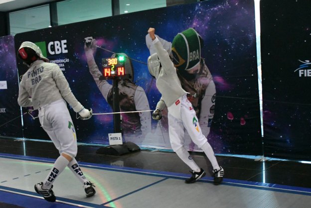 Vince Pastore Liu vence Marcus Pinto e conquista título do sabre em BH