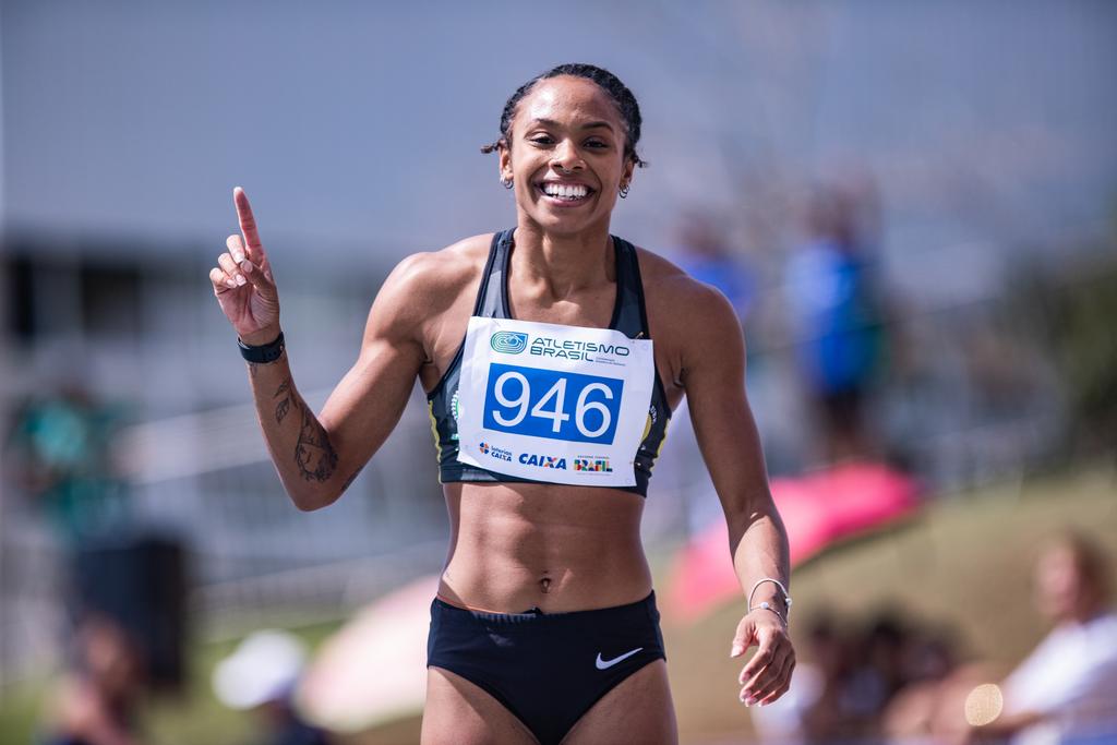 Vitória Sena quebra recorde brasileiro nos 100m com barreiras