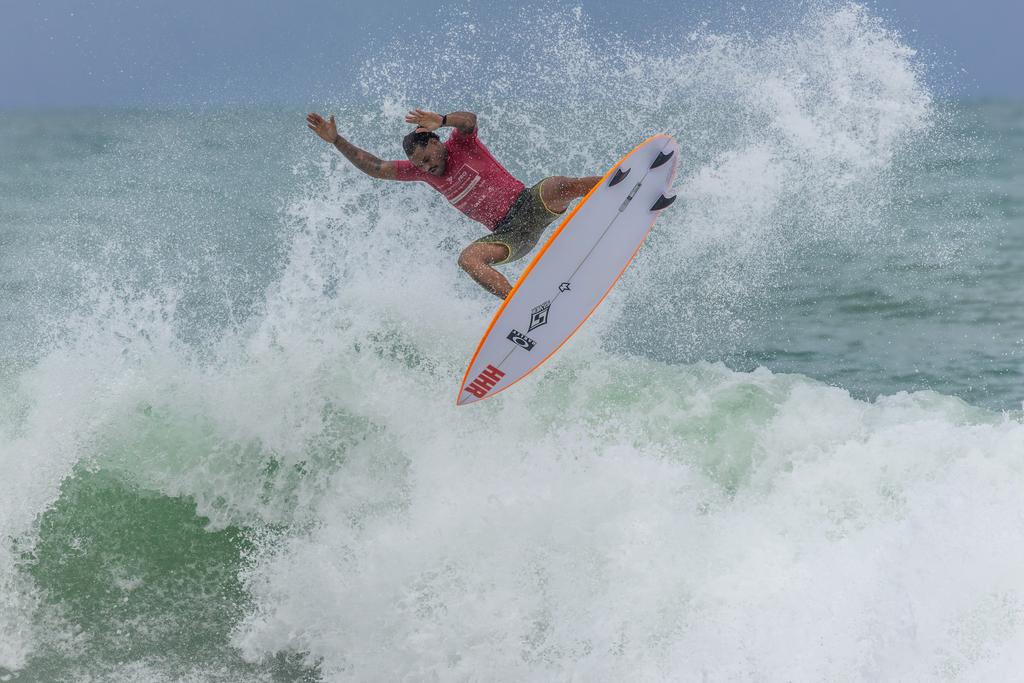 Weslley Dantas brilha nas oitavas do Surf Brasil Pro