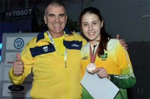 A esgrimista Gabriela Cecchini, de apenas 15 anos, conquistou a medalha de bronze no florete feminino individual no Campeonato Mundial / Foto: Divulgação