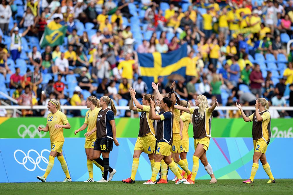 Jogadoras da Suécia comemoram primeira vitória. A partida contra a África do Sul terminou com o placar de 1 a 0 / Foto: Shaun Botterill/Getty Images