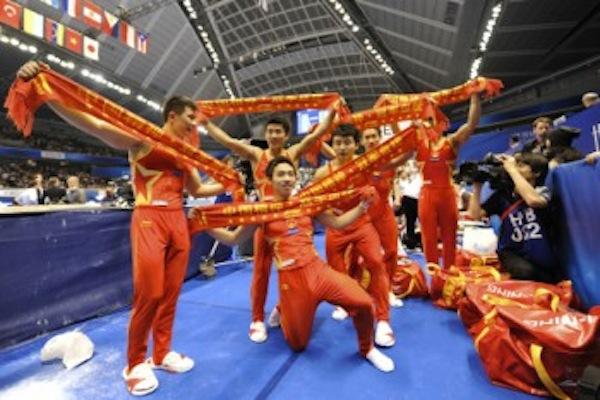 Pela quinta vez consecutiva, os chineses conquistaram a medalha de ouro na disputa masculina por equipes, no Mundial de ginástica artística, que está sendo realizado em Tóquio, no Japão/ Foto: Divulgação/FIG 