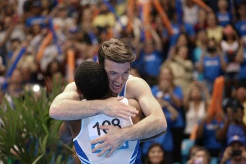 Ângelo Assunção recebe um caloroso abraço do amigo Diego Hypolito: fonte de inspiração / Foto: Ricardo Bufolin