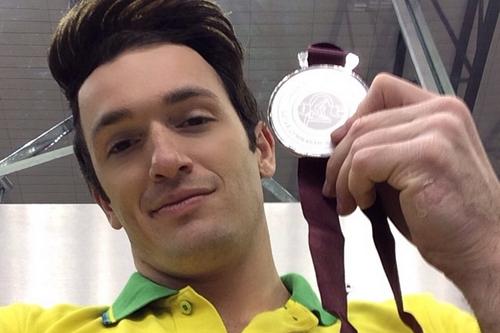 Diego Hypolito exibe a medalha conquistada em Doha / Foto: Reprodução / Instagram
