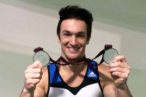 Diego exibe orgulhoso suas duas medalhas de prata / Foto: Reprodução / Instagram