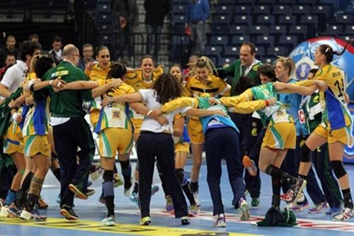 Equipe brasileira comemora triunfo / Foto: Divulgação / Women's Handball World Championship Serbia 2013