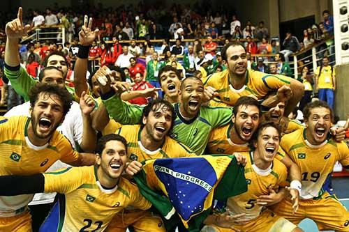 Seleção celebra o ouro / Foto: Wander Roberto/Inovafoto/COB