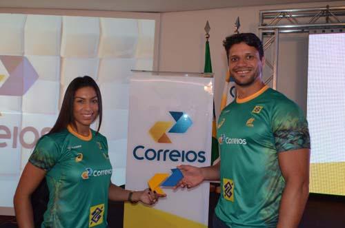 Jaqueline e Gil com a nova marca dos Correios / Foto: Elise Giacomoni/Correios