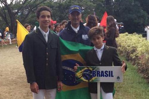 Henrique e Felipe de Lorenzo honrando as cores do Brasil ao lado do experiente treinador e cavaleiro Nelton Marcon