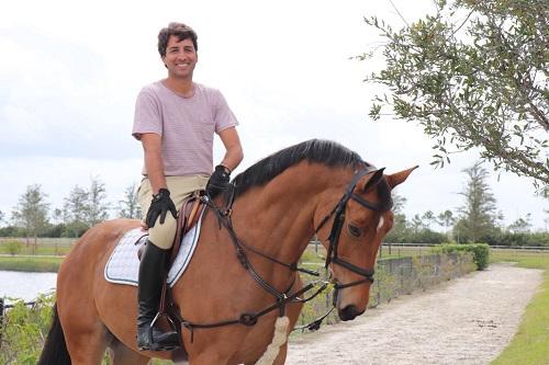 Luiz Francisco com seu segundo cavalo Collin, salvo do abate em 2014 / Foto: Suzy Forrest