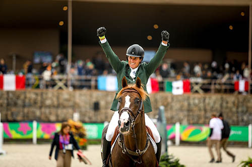 Pedro Veniss, cavaleiro criado na SHP, comemorando o ouro por equipes em Lima  / Foto: Luis Ruas