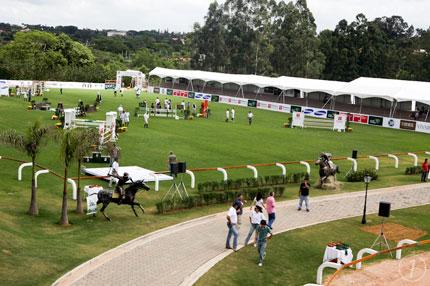 Vista parcial da pista de grama do Helvetia Riding Center: palco das principais disputas no Grand National 5*/ Foto: Raul Aragão / Divulgação 