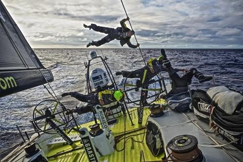 Velejadores parecem estar quase caindo no mar / Foto: Stefan Coppers / Volvo Ocean Race