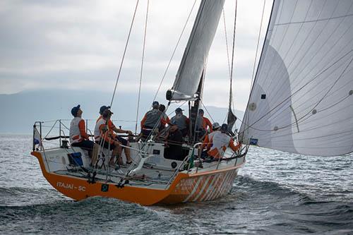 O Itajaí Sailing Team (IST) comemora a vitória nas duas primeiras regatas do Campeonato Catarinense de Oceano / Foto: Iate Clube de Santa Catarina/Divulgação 