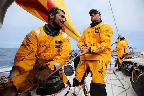 Adil Khalid e Daryl Wislang a bordo da Abu Dhabi  / Foto: Divulgação