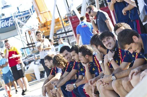 A seleção espanhola de futebol foi até Alicante nesta terça-feira (11) para conferir os preparativos para o início da Volvo Ocean Race, maior regata de volta ao mundo / Foto: Ian Roman / Volvo Ocean Race