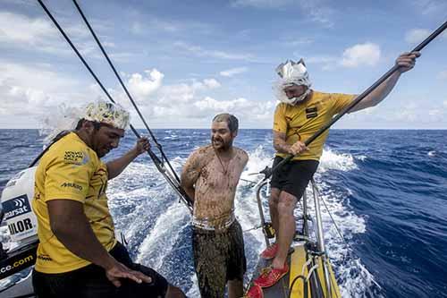 Tradicionalmente, os velejadores que cruzam a Linha do Equador fazem uma cerimônia para marcar a passagem pelos hemisférios / Foto: Abu Dhabi Ocean Racing/Volvo Ocean Race