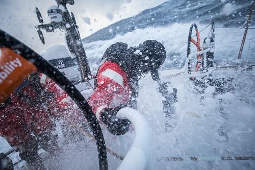 O barco Dongfeng Race Team usou o recurso de modo invisível para tentar retomar a liderança da terceira etapa da regata de Volta ao Mundo / Foto: Sam Greenfield/Volvo Ocean Race