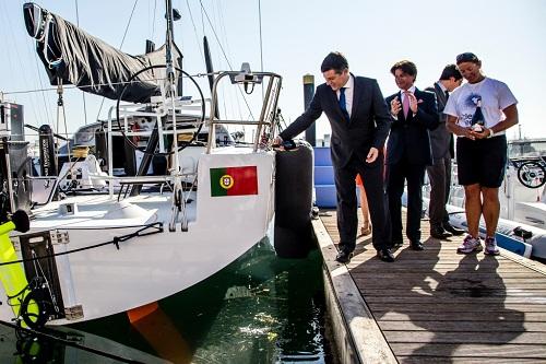 O Ministro da Economia, Manuel Caldeira Cabral, batizou hoje o Turn the Tide on Plastic / Foto: Jesus Renedo/Volvo Ocean Race