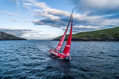 Barcos se afastam da Suécia para buscar vento / Foto: Ugo Fonolla/Volvo Ocean Race