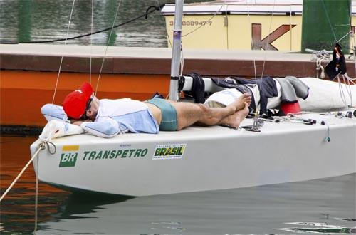 Velejador descansa sobre barco / Foto: Fred Hoffmann