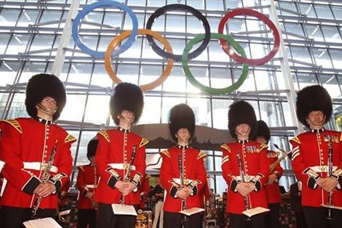 Anéis olímpicos foram inaugurados no terminal 5 do aeroporto Heathrow / Foto: Divulgação