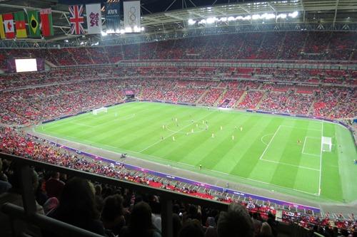 Mais de 70 mil pessoas acompanharam a primeira partida feminina da história de Wembley / Foto: Humberto Deveza / EA