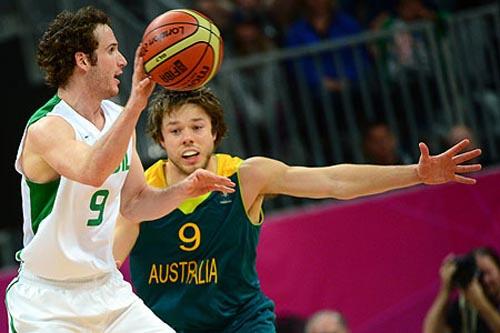 Seleção masculina de basquete derrota Austrália/ Foto:  Emmanuel Dunand/AFP