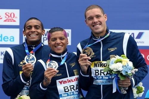 Allan do Carmo, Ana Marcela e Diogo Villarinho com a prata do mundial, em Kazan / Foto: Satiro Sodré