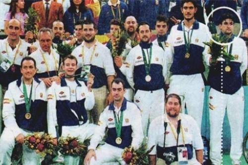 Falsa equipe de basquete com deficientes mentais recebe ouro em Sydney 2000; no canto direito, jornalista que relatou a farsa / Foto: Reprodução
