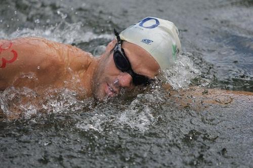 Após ver seu atleta bater o recorde da prova, nadador encara revezamento na madrugada de segunda-feira (20) / Foto: Flávio Perez/OnboardSports