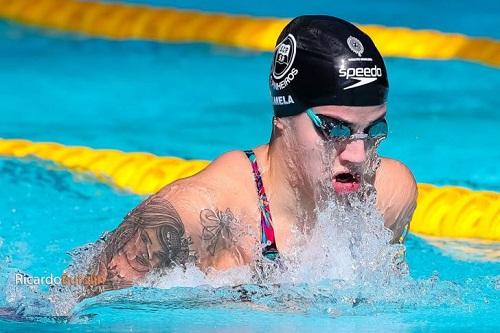 Em evolução, a atleta do estilo peito nadou novamente abaixo dos 2:30 no último final de semana / Foto: Ricardo Bufolin