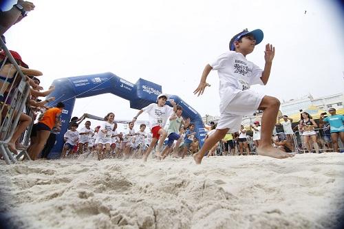 Maior festival de esportes de praia do Brasil contará com eventos de natação no mar e corrida na areia para pequenos atleta / Foto: Divulgação Rei e Rainha do Mar