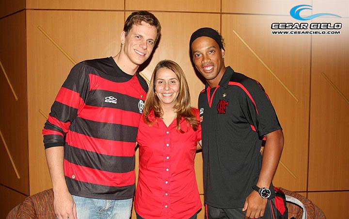 Cesar Cielo e Ronaldinho Gaúcho com Patrícia Amorim / Foto: Divulgação