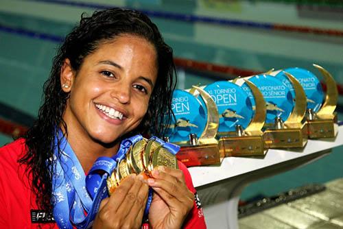 Etiene Medeiros foi um dos destaques da competição em Santa Catarina. Além das medalhas, ela obteve índice para os Jogos Olímpicos 2016 nos 50m livre e nos 100m livre / Foto: Satiro Sodré/CBDA