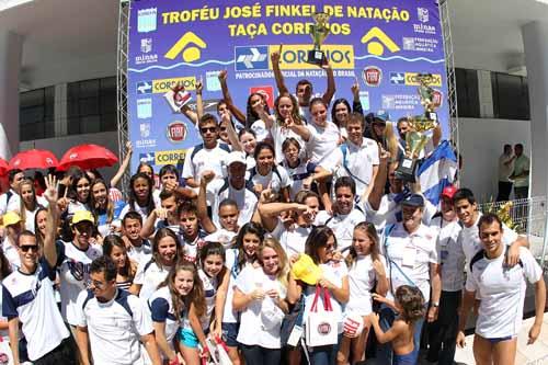 Depois de 13 anos, o Minas Tênis Clube repetiu o Troféu Maria Lenk e conquistou em sua piscina / Foto: Satiro Sodré/AGIF