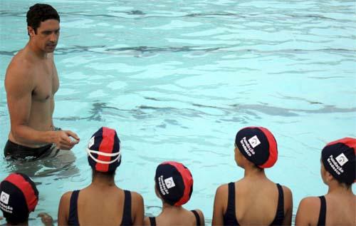 Gustavo Borges incentiva crianças à prática da natação  / Foto: Fábio Lima
