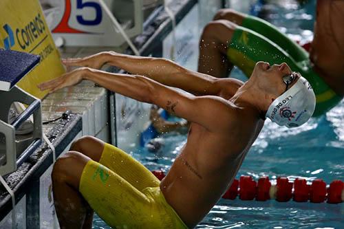   Brasileiro nadou a prova em 1min57s43 no primeiro dia da seletiva olímpica da modalidade, em Palhoça, Santa Catarina  / Foto: CBDA/Divulgação