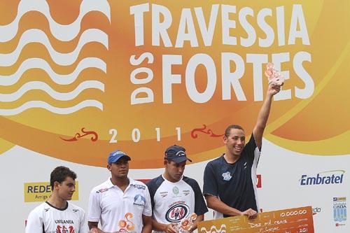 Em 2006, com apenas 14 anos, a baiana Ana Marcela Cunha sagrou-se campeã da maior maratona aquática do país, a Travessia dos Fortes / Foto: Agif