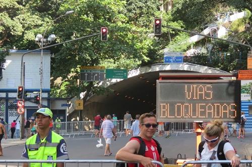 Placar eletrônico informa sobre o bloqueio das vias em Copacabana / Foto: Esporte Alternativo