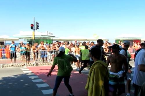 Confusão e gritaria para retirar os pedestres da via antes que os ciclistas passassem / Foto: Esporte Alternativo