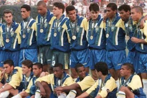 Seleção com o bronze após o jogo / Foto: Jorge Araújo / Folha Imagem