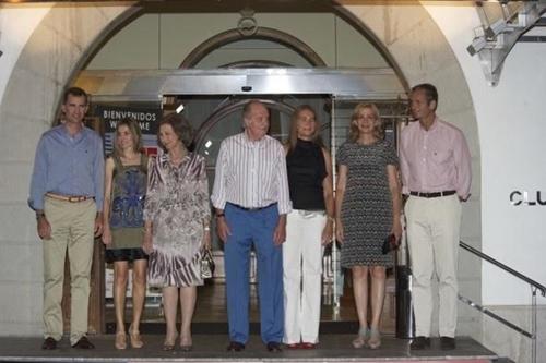 A família real da Espanha (da esq. para a dir.): Felipe, Letizia, Sofia, Juan Carlos, Elena, Cristina e Undangarin / Foto: Carlos Álvarez