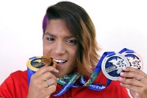 Ana Marcela Cunha posa com suas medalhas do mundial de Kazan / Foto: Ayrton Vignola / Fiesp