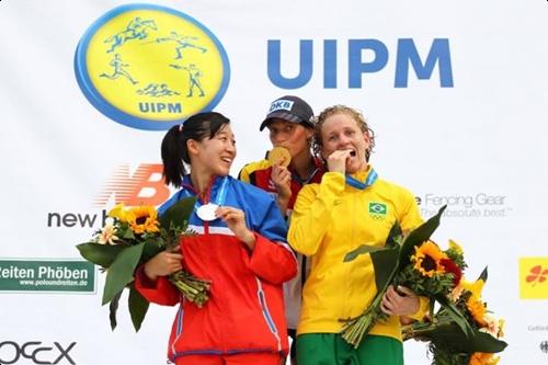As três medalhistas do Campeonato Mundial de Pentatlo Moderno: à direita, a brasileira Yane Marques / Foto: UIMP