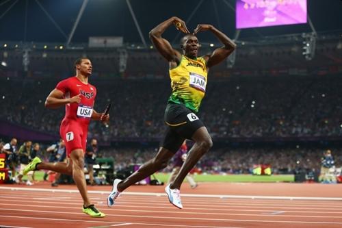 Bolt comemora o recorde mundial dos 4x100m na final Olímpica de Londres-2012 com o 'Mobot' / Foto: Getty Images / Michael Steele